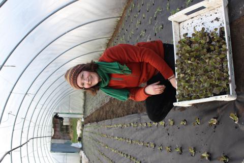 Das Bild zeigt die Auszubildende Eva beim Pflanzen.