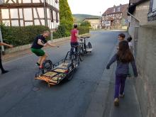 Der Zwiebelkuchen ist fertig und Maik ist begeistert. Der Zwiebelkuchen ist fertig und Maik ist begeistert.