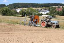 Die Bewässerungsanlage auf dem Acker